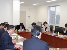 080212-1_酒田市議の方々が国会訪問（説明）