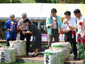 080906-3_第２５回地酒と黒べこまつり：川西町（鏡割り）