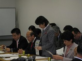 100408-3_水対策推進議連設立総会に出席