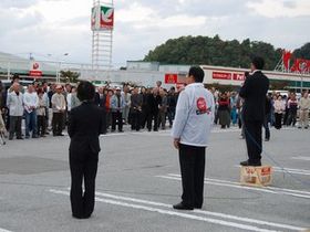 081026-6_岡田克也副代表と街頭演説会（後ろ姿）